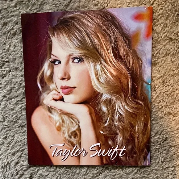 Taylor Swift Magazine - Picture 2 of 3